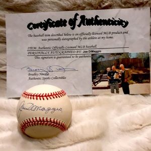 Autographed collectible baseball! Joe Dimaggio!!!